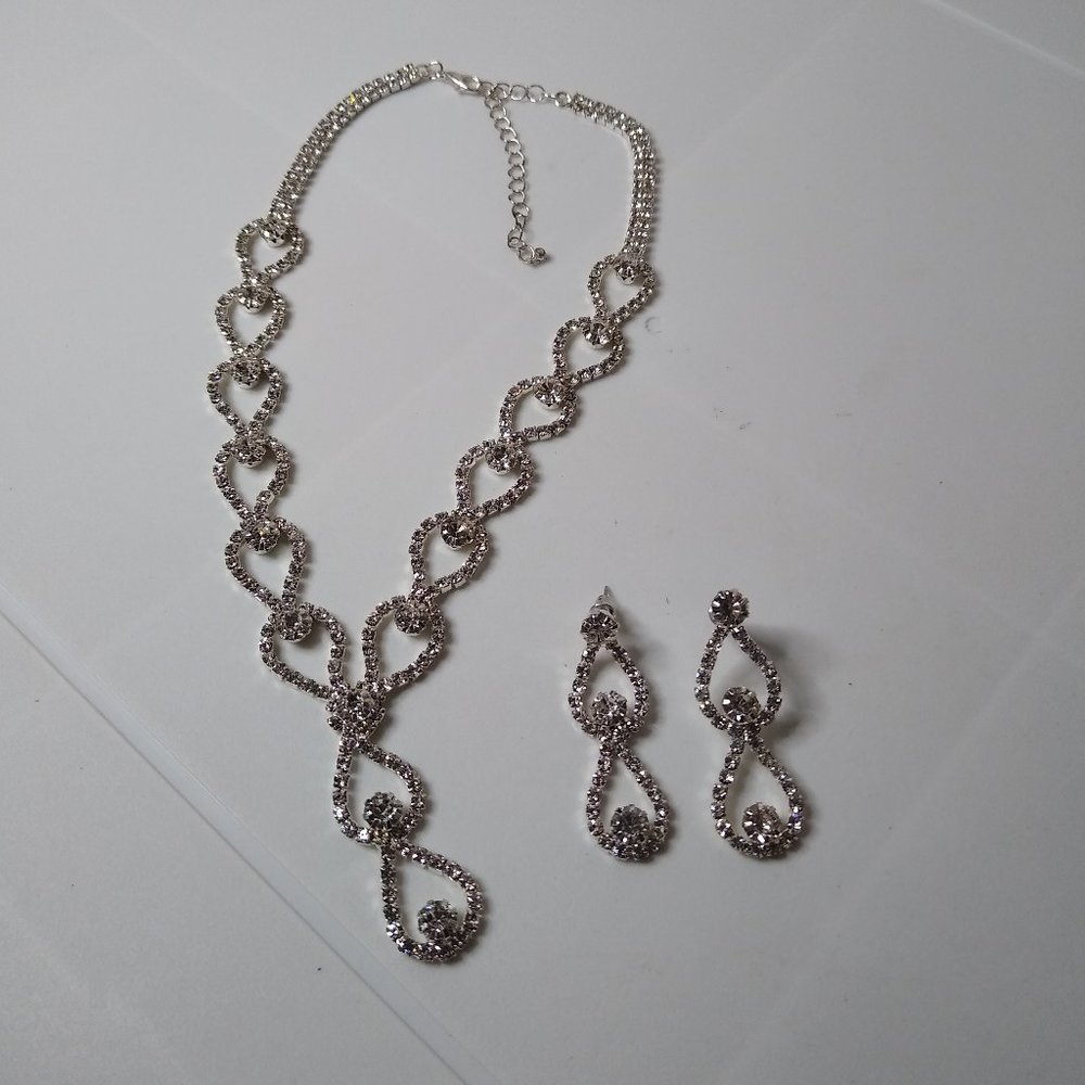 Tear Drop Shaped Necklace And Earring Set